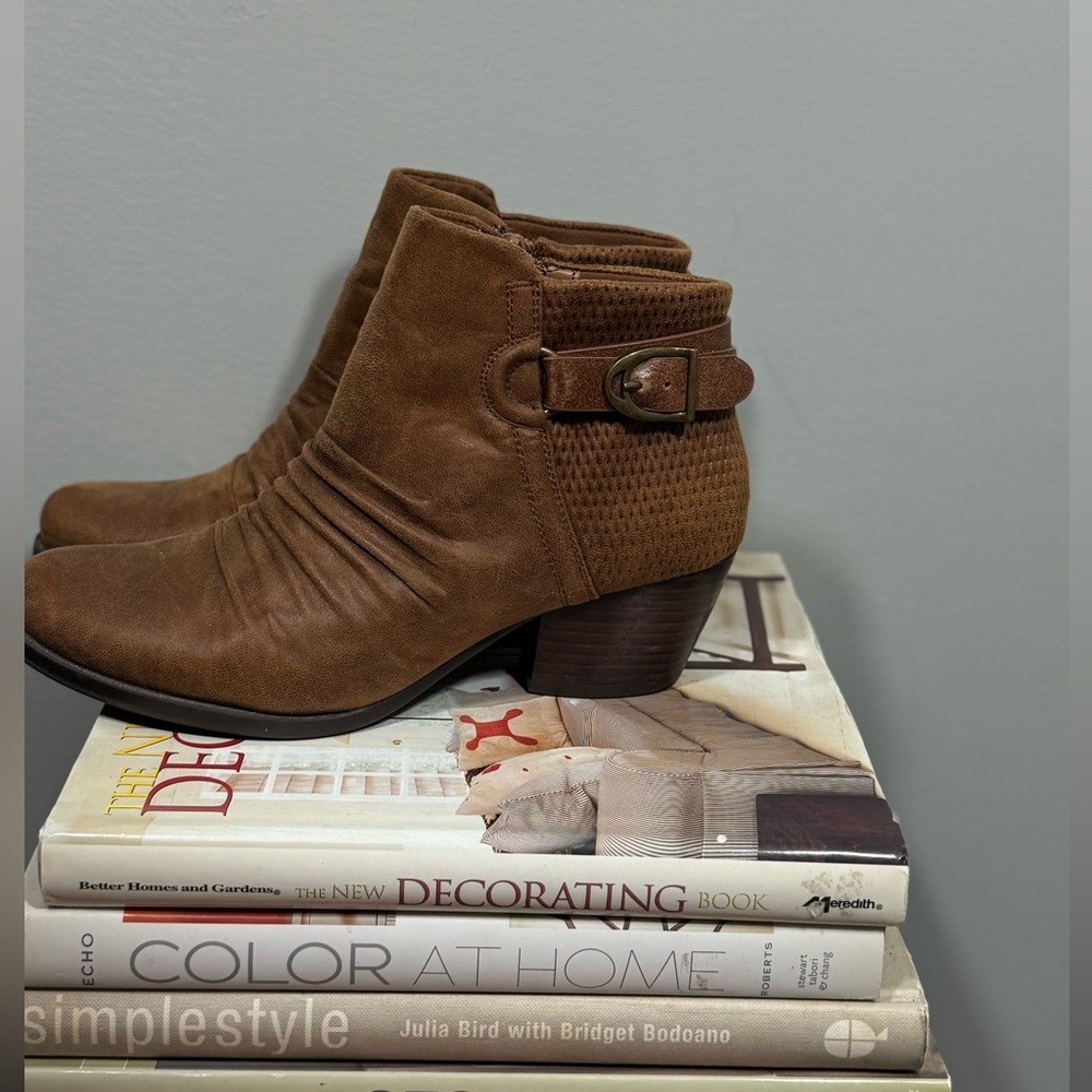 BareTraps Tan Ankle Booties Size 8 - Picture 4 of 16